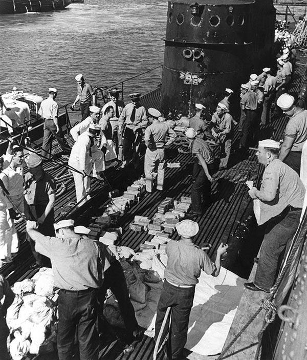 USS Trout unloading gold at Pearl Harbor